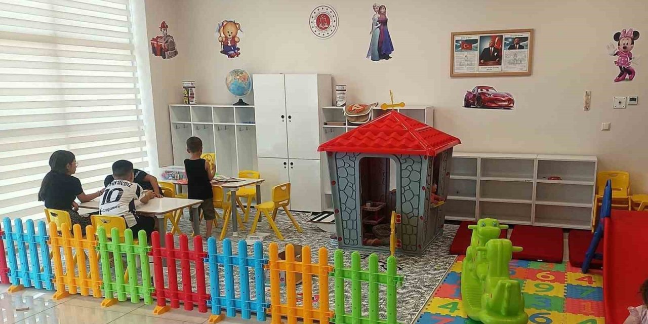 Adliye koridorlarında bekleyen çocuklar için oyun alanı yapıldı