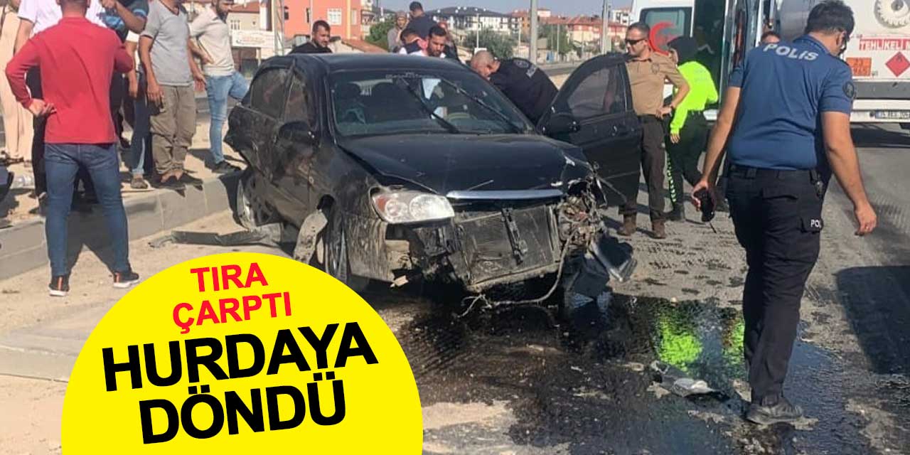 Tıra arkadan çarptı, hurdaya döndü