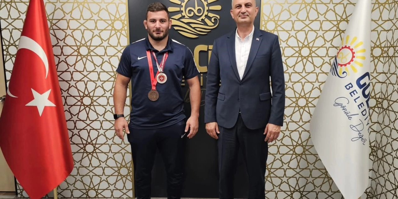 Gölcük Belediyesporlu Abdulrefik Öner, Başpehlivan Unvanını Kazandı