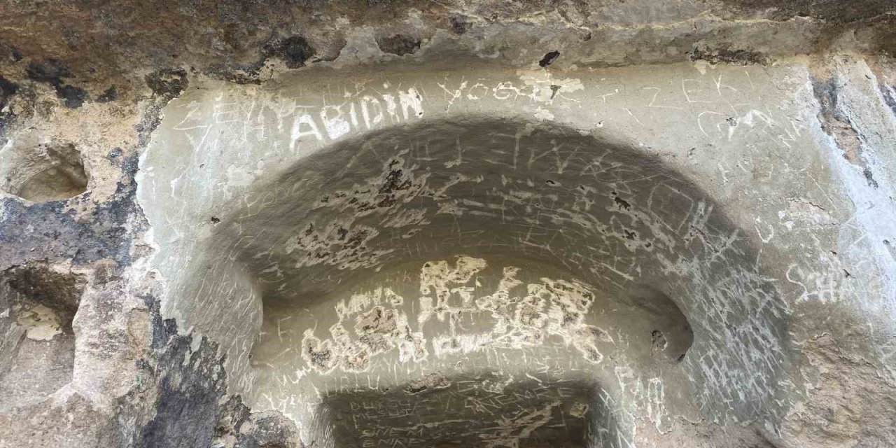 Saygı da kalmadı: Midas Anıtı çevresindeki mağaralara isim kazıdılar