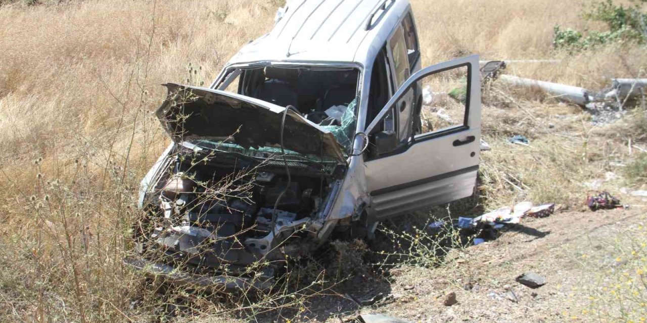 Konya Yine Formunda! 5 Kişi Yaralandı Araç Hurdaya Döndü