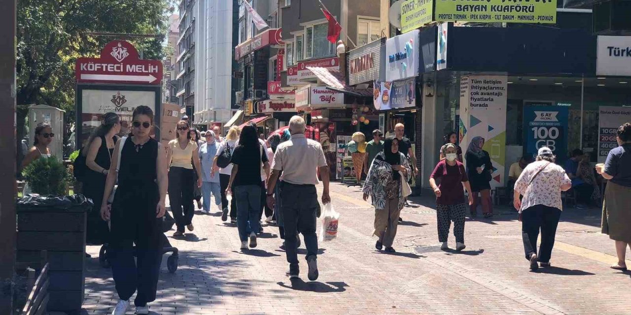 Çarşı gezmesini sıcak hava da kesmedi