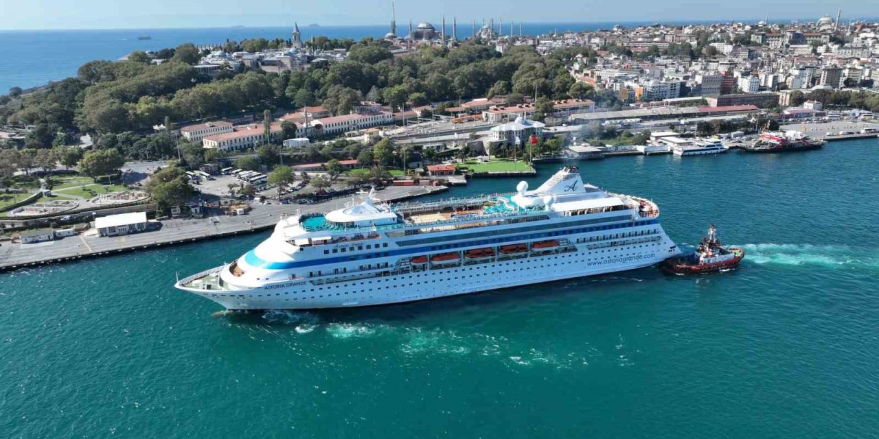 193 Metrelik Dev Yolcu Gemisi Astoria Grande, İstanbul'da