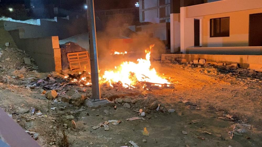 Bekçi diye bıraktılar, yangın çıkardı