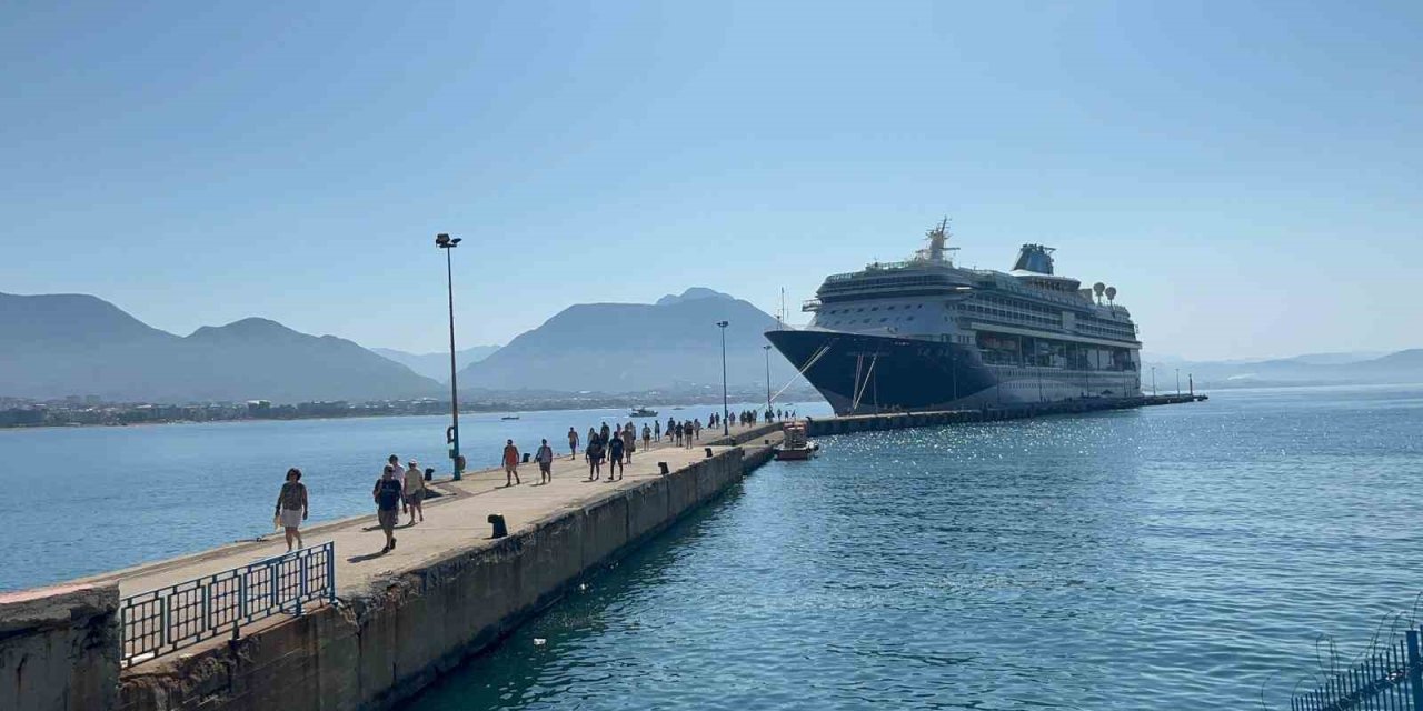 Bahama Bandıralı 'Marella Discovery 2' Alanya Limanı'na Demir Attı