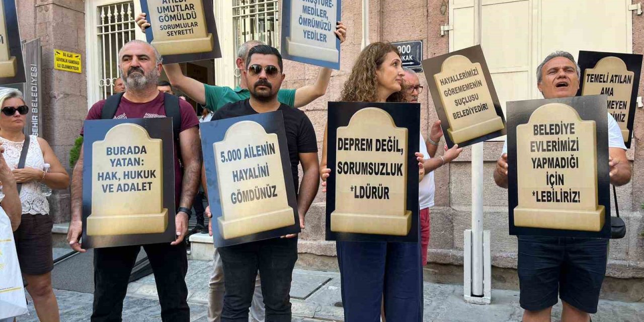 Büyükşehir Belediyesi önünde mezar taşlı eylem