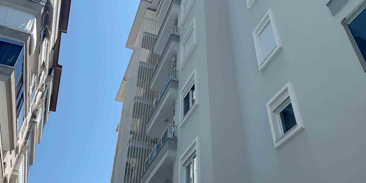 Klima takarken 6. kattan düştü: Yaşam savaşı veriyor