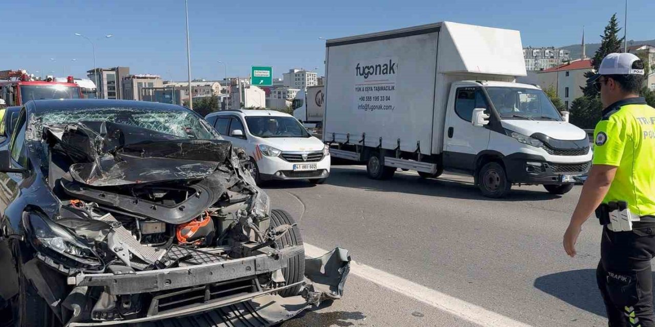Tıra çarpan Tesla hurdaya döndü