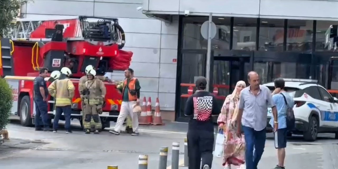 AVM de yangın çıktı, içeridekiler kendini dışarı attı