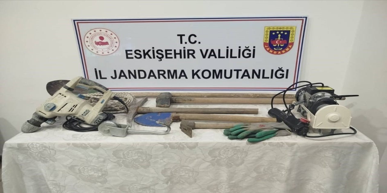 Babasının bahçesinde define ararken jandarmaya yakalandı