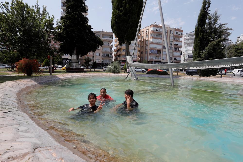 Antalya'yı serinletmeye deniz de yetmedi, çocuklar süs havuzuna girdi
