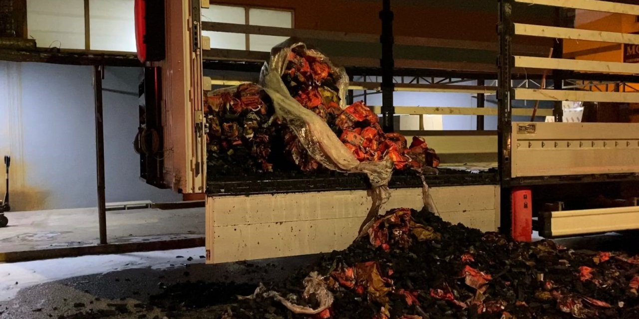 Mangal kömürü yüklü tır, dev barbeküye döndü