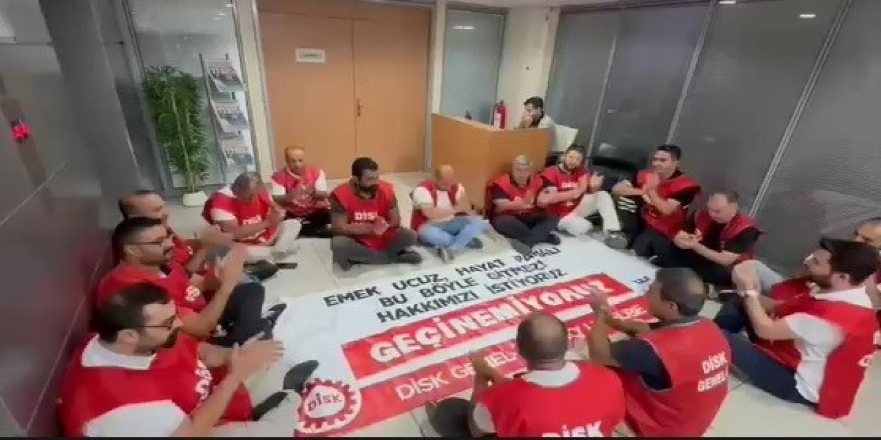 Maaşlarını alamayan işçiler, belediyeyi bastı