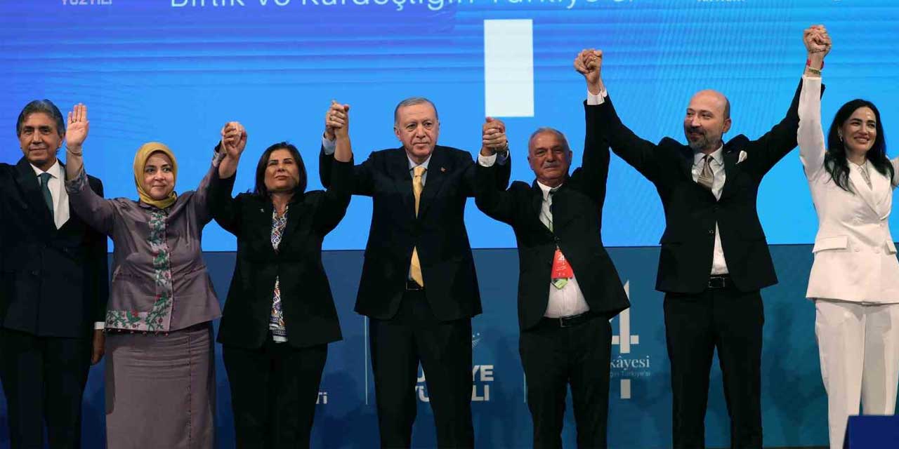 AK Parti’ye katılan 9 belediye başkanına rozet takıldı