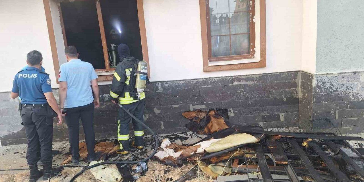 Zemin kattaki yangın apartmanda panik yarattı