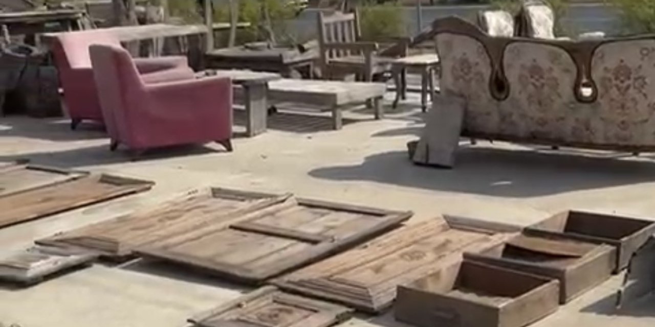 Restorasyon uzmanı 300 yıllık ahşap malzemelerin satışına kıyamadı