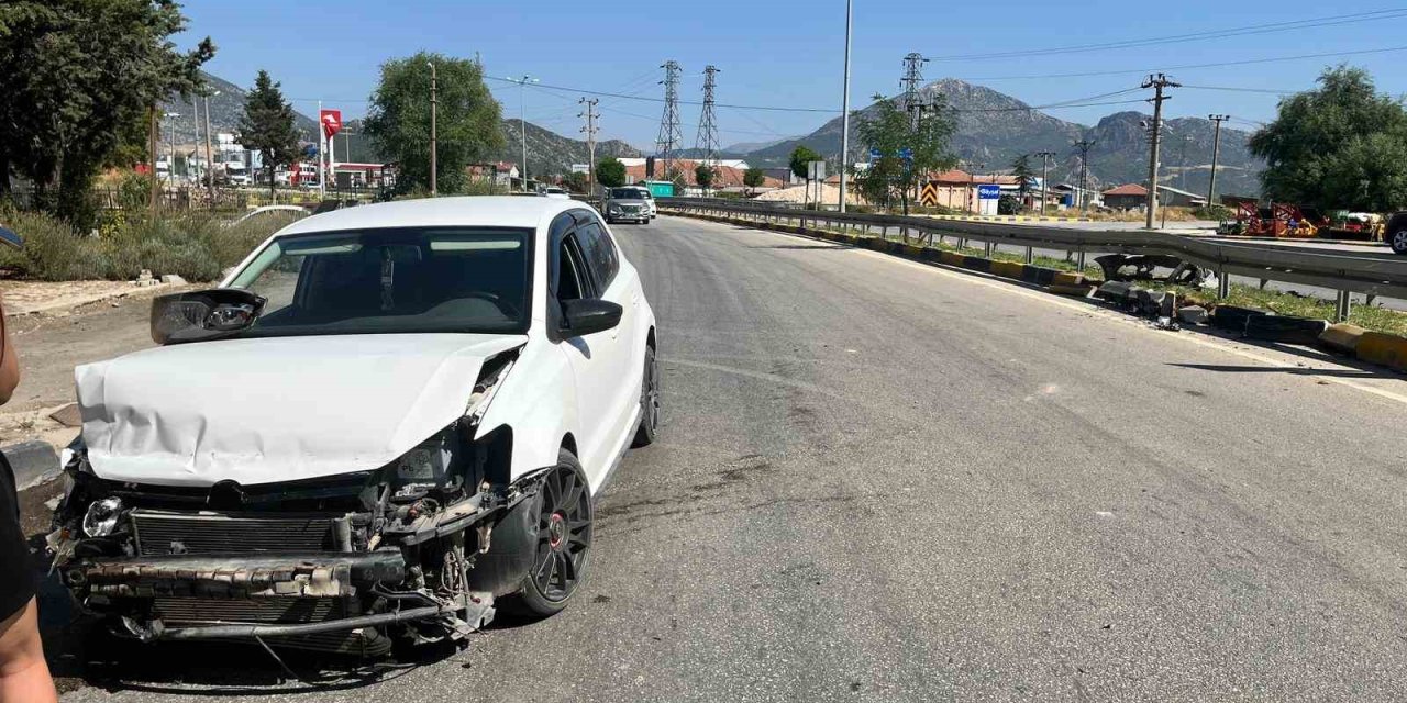 Virajı Alamadı Bariyere Çarptı