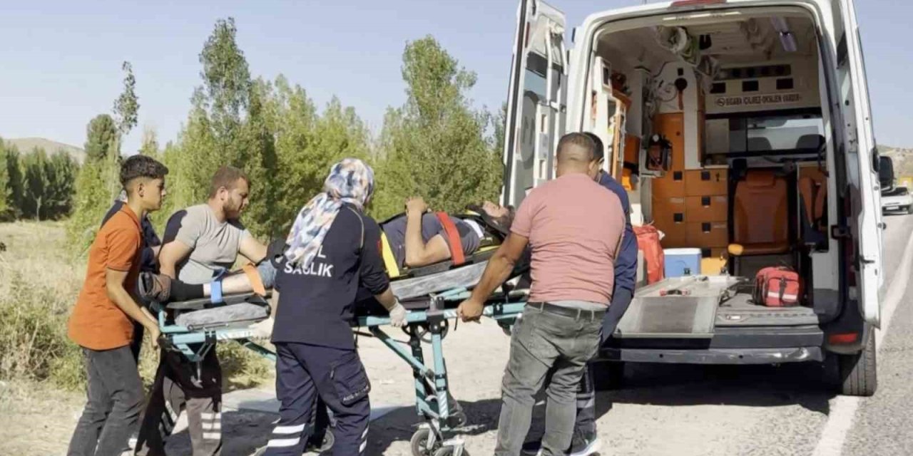 Kamyonet virajı alamadı: Baba ve oğlu yaralandı