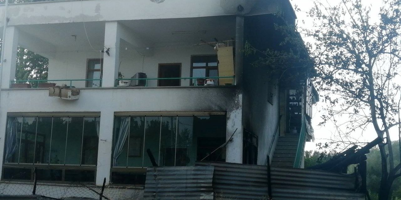 Yangını uzaktan gördü, evi kurtardı