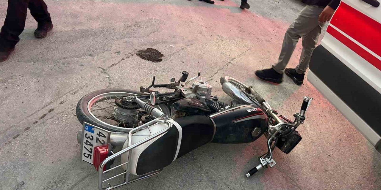 Karapınar’da motosiklet otomobille çarpıştı: 2 yaralı