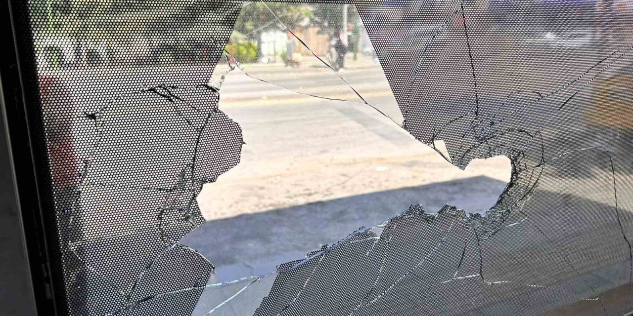 Kılıçla taksiye alınmayınca durağa gelip dehşet saçtı