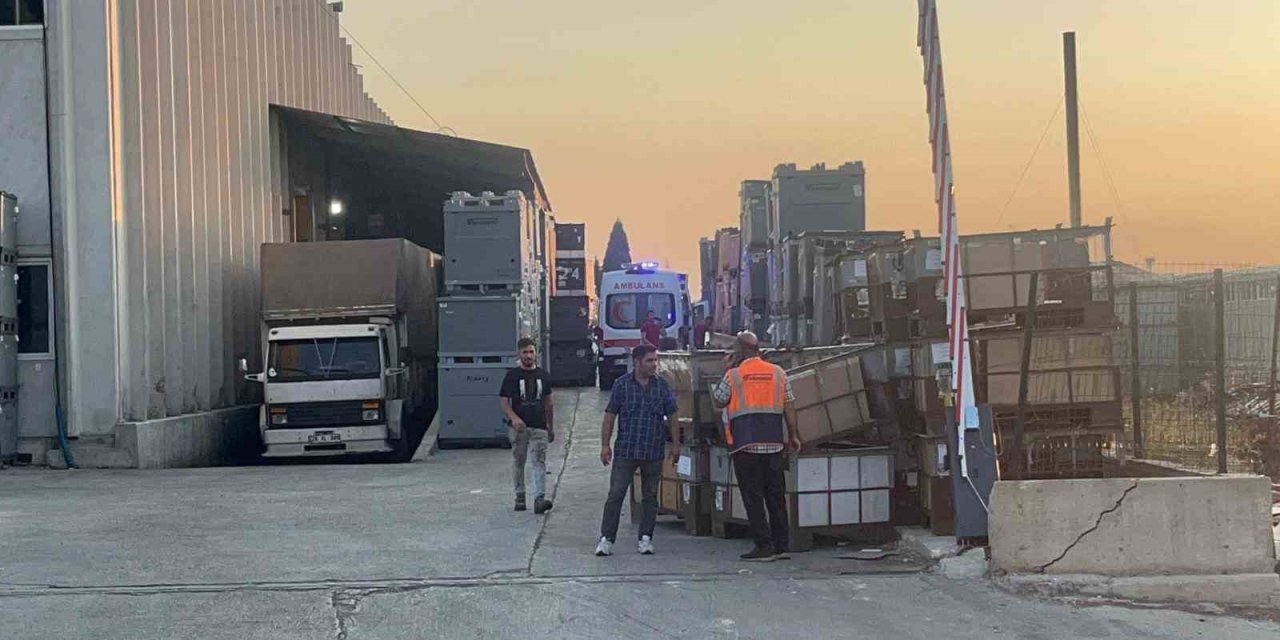 Fabrikada iş kazası: İşçi makinaya sıkışarak ağır yaralandı