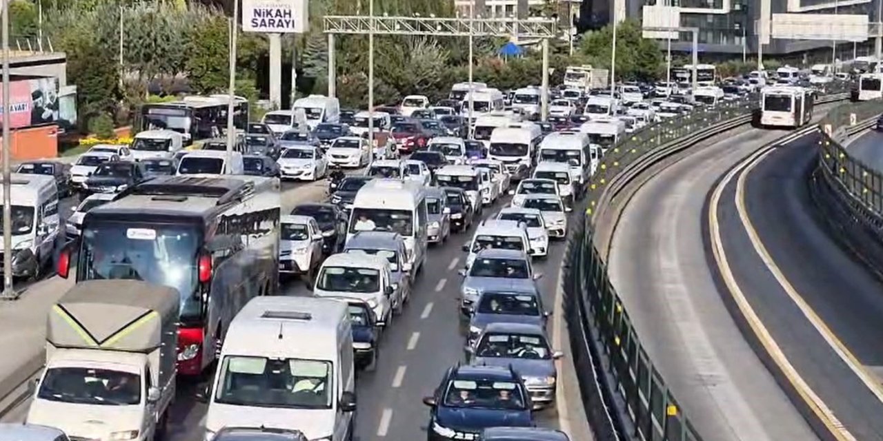 Canına kıymak isteyen şahıs trafiği felç etti