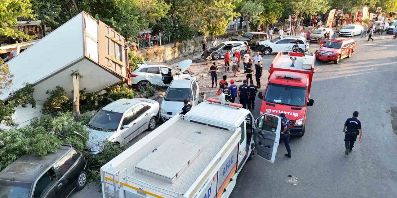 Freni patlayan kamyon 10 araca çarpıp kanala düştü