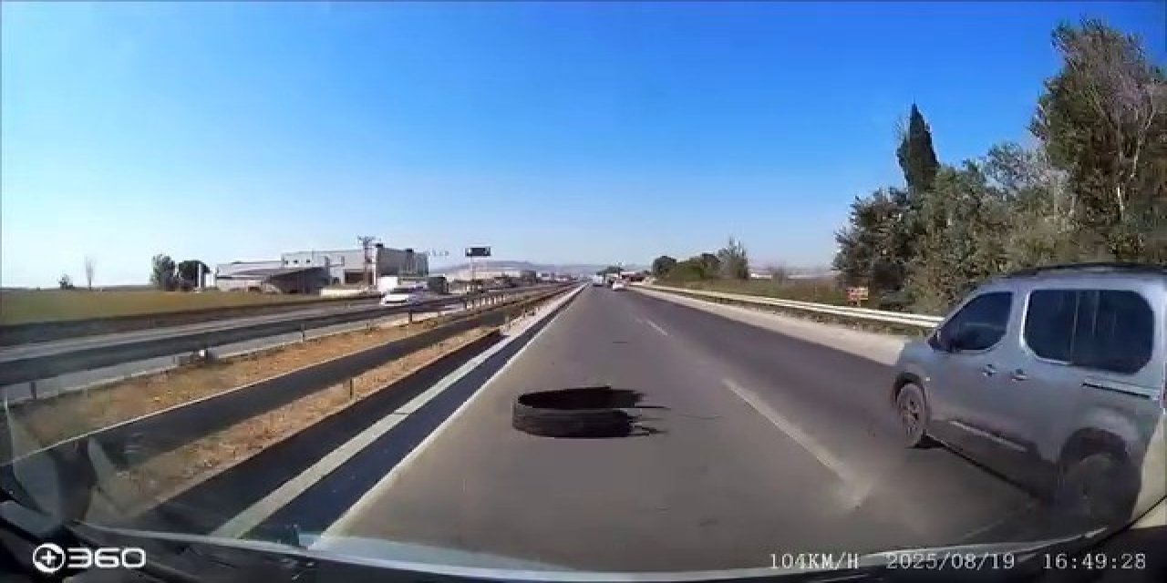 Yola atılan kamyon lastiği kazaya sebep oldu, sürücü isyan etti