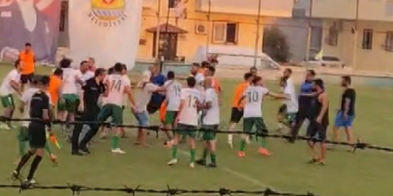 Bu nasıl spor? Futbol sahası savaş alanına döndü