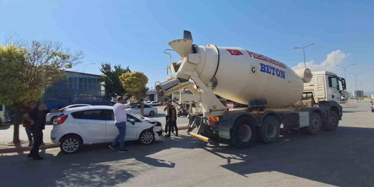 Otomobilin beton mikserine çarptığı kaza kamerada