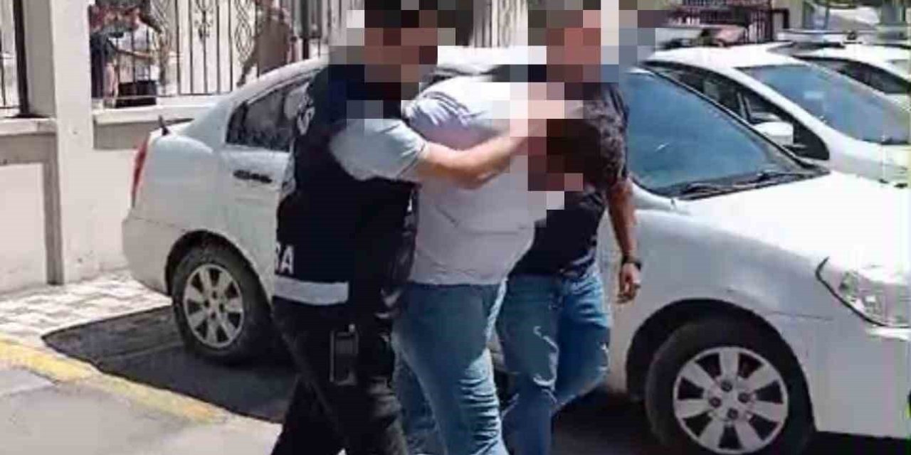 Otomobilin içinden havai fişek ateşleyen şahıs yakalandı