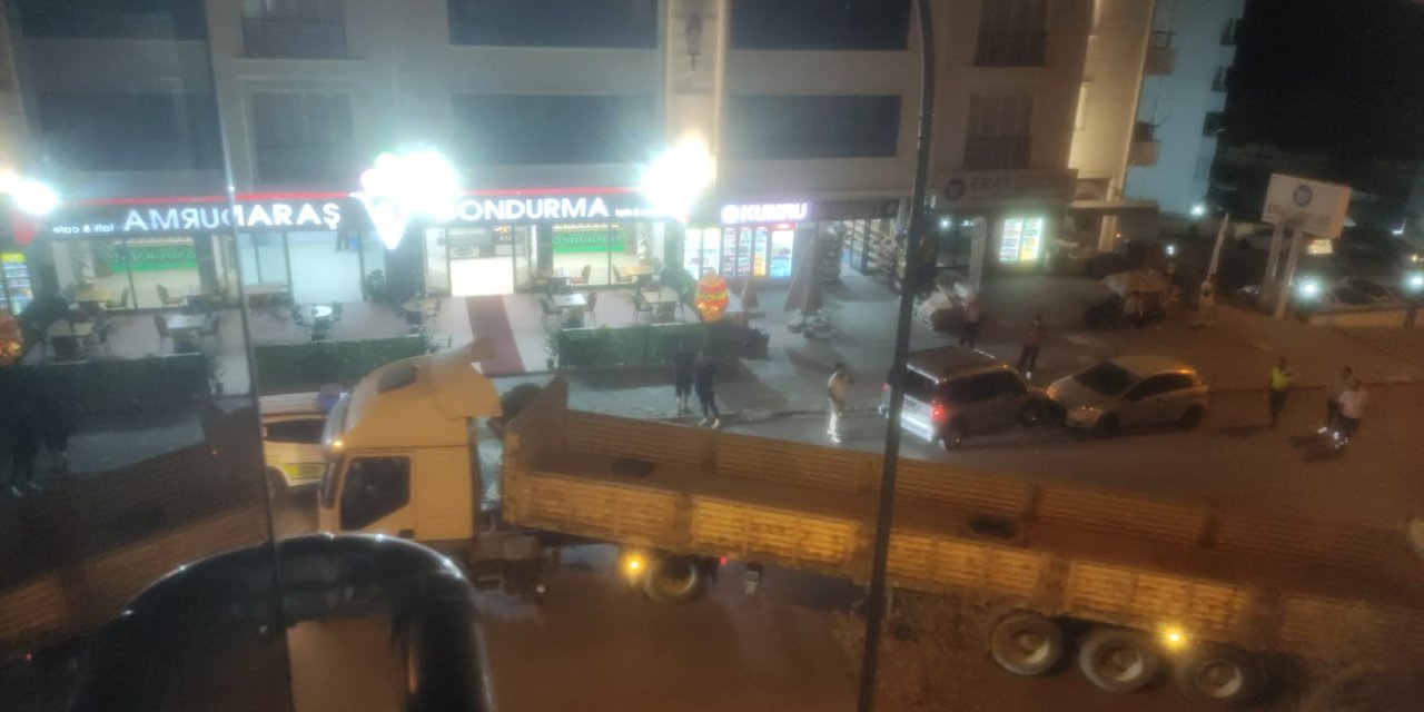 El freni çekilmeyen tır geri geri gitti, yolu kapattı