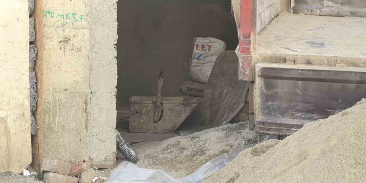 Üzerine 50 kiloluk inşaat kovası düşen işçi ağır yaralandı