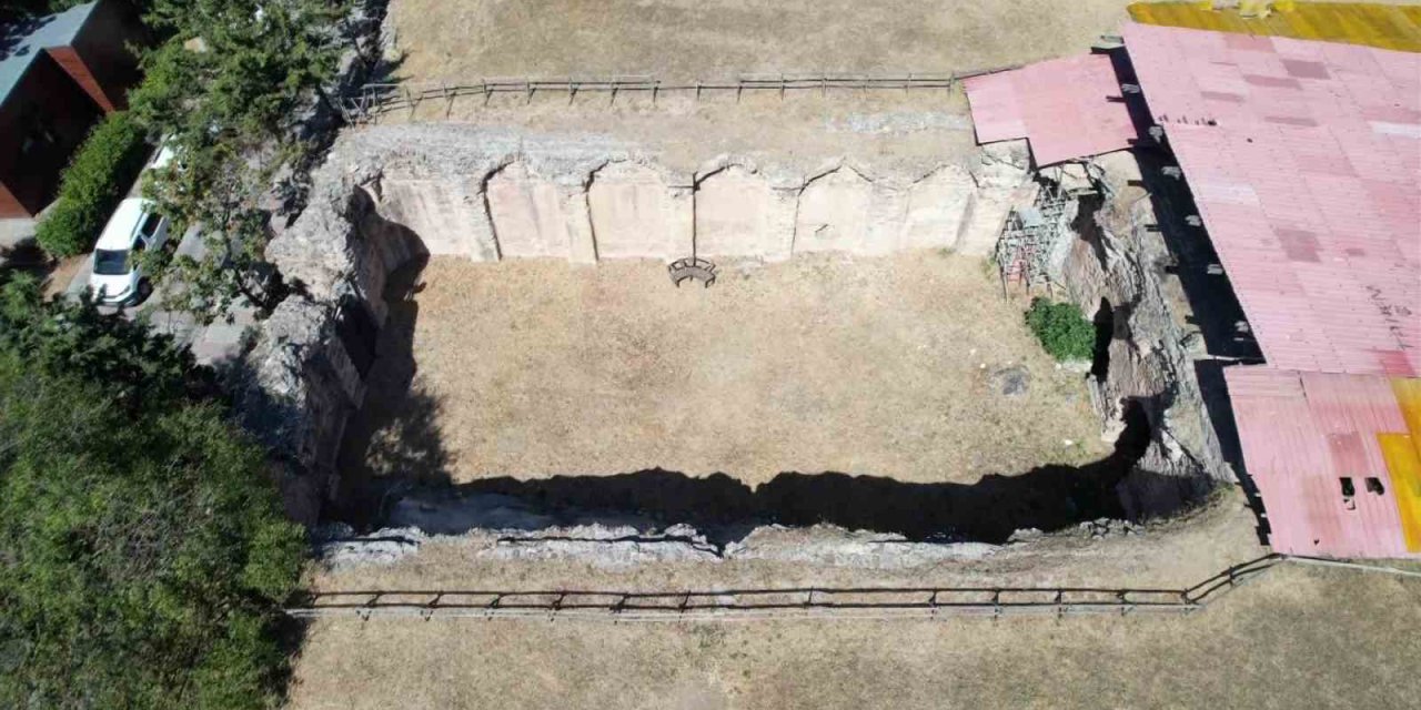 Apartmanların arasında Bizans’tan kalma arkeolojik alan