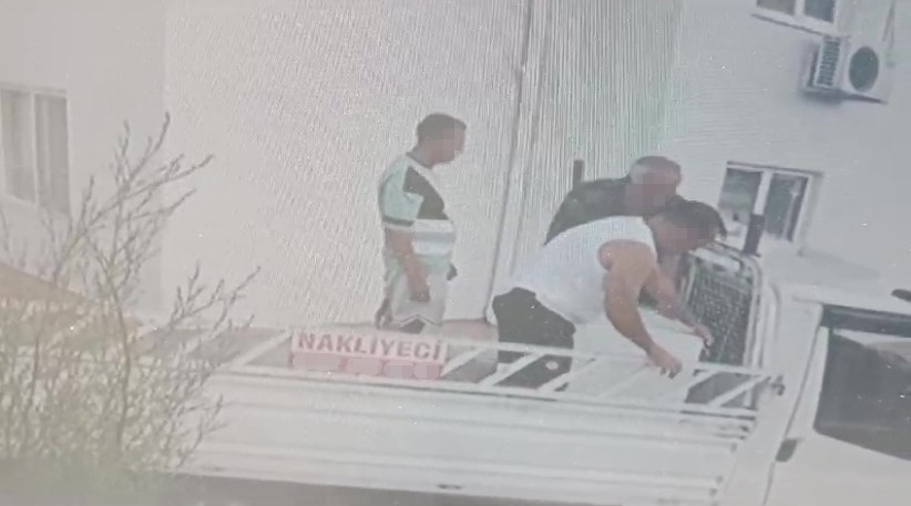 Dairedeki tüm eşyaları 3,5 dakikada götürdü