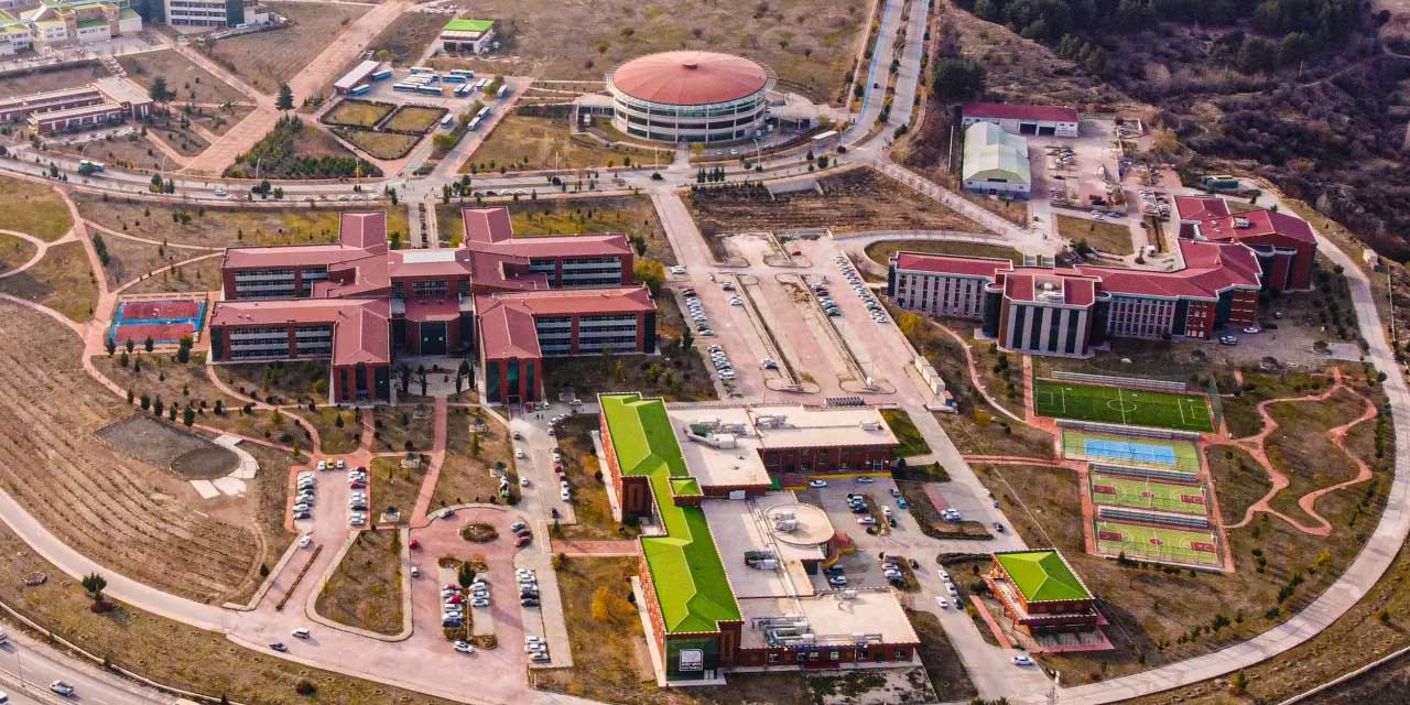 Rektörlüğünü yaptığı üniversiteye öğrenci olarak dönüyor