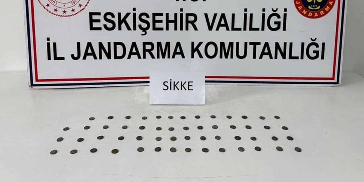 Çantasındaki sikkelere müşteri ararken yakalandı