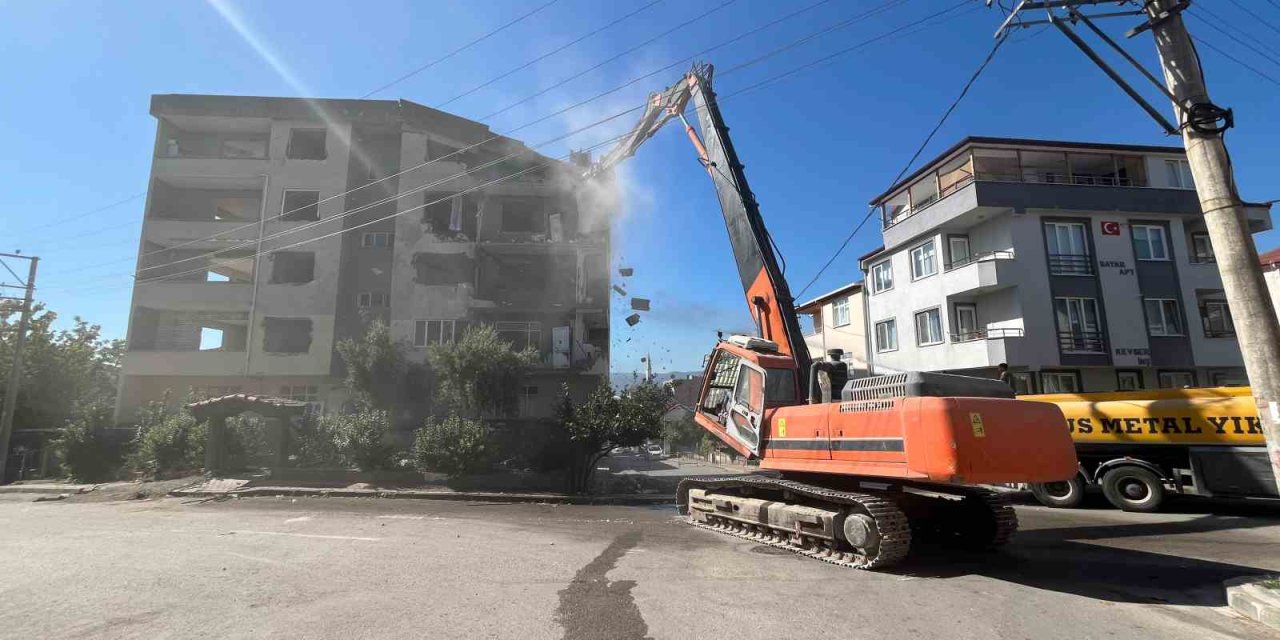1999 Marmara Depremi'nden kalan ağır hasarlı bina yıkılıyor
