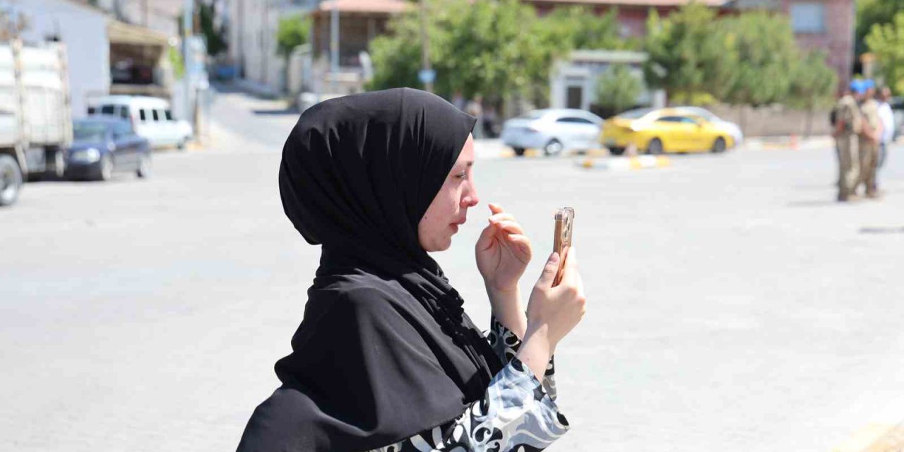 İş yerinin yıkılmasını gözyaşlarıyla izledi