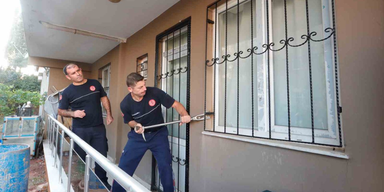 Apartmanda koku paniği: Balkondan giren ekipler kokunun kaynağını buldu