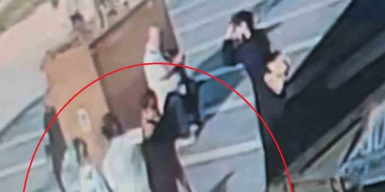 Bıçakla geldi tek yumrukta yere serdi