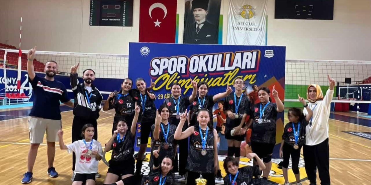 Bozkır Midi Voleybol takımı, kupayı ilçeye götürdü