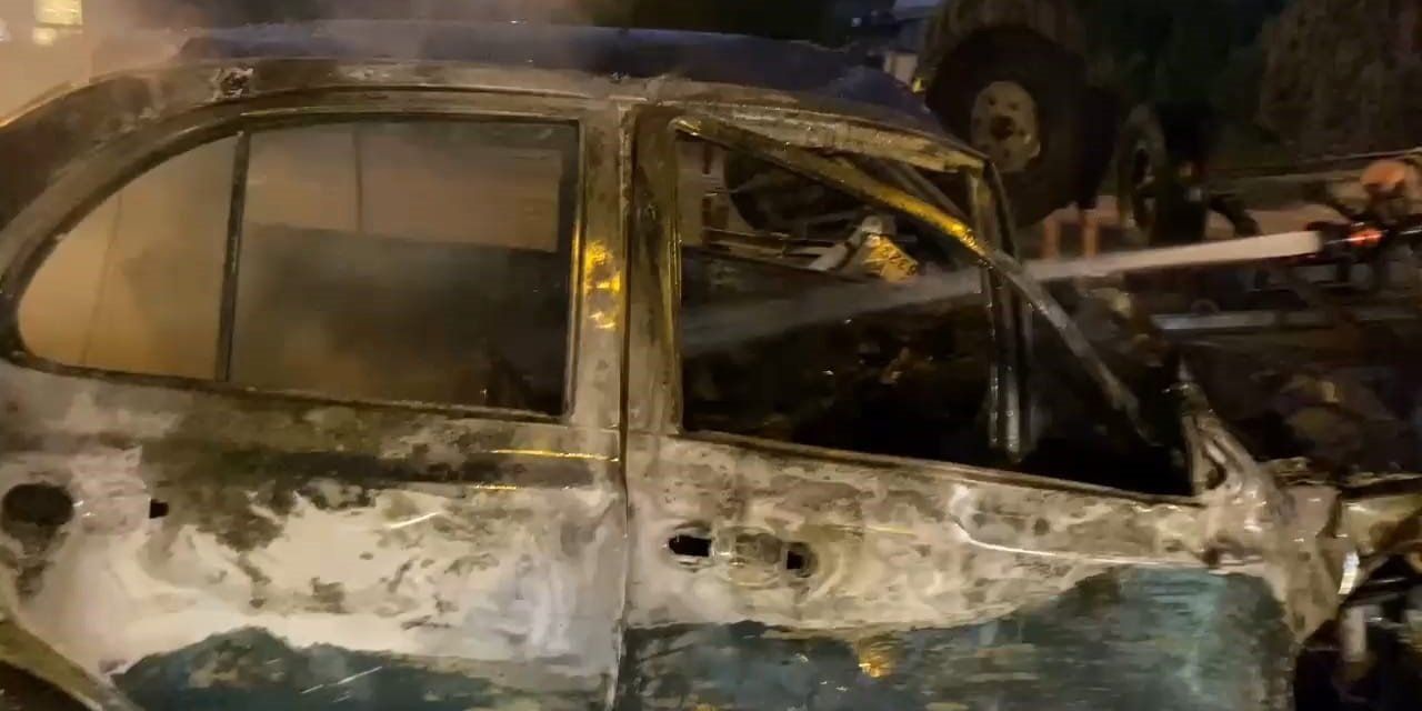 Traktöre çarpıp alev alan otomobildeki anne-kız yaralandı