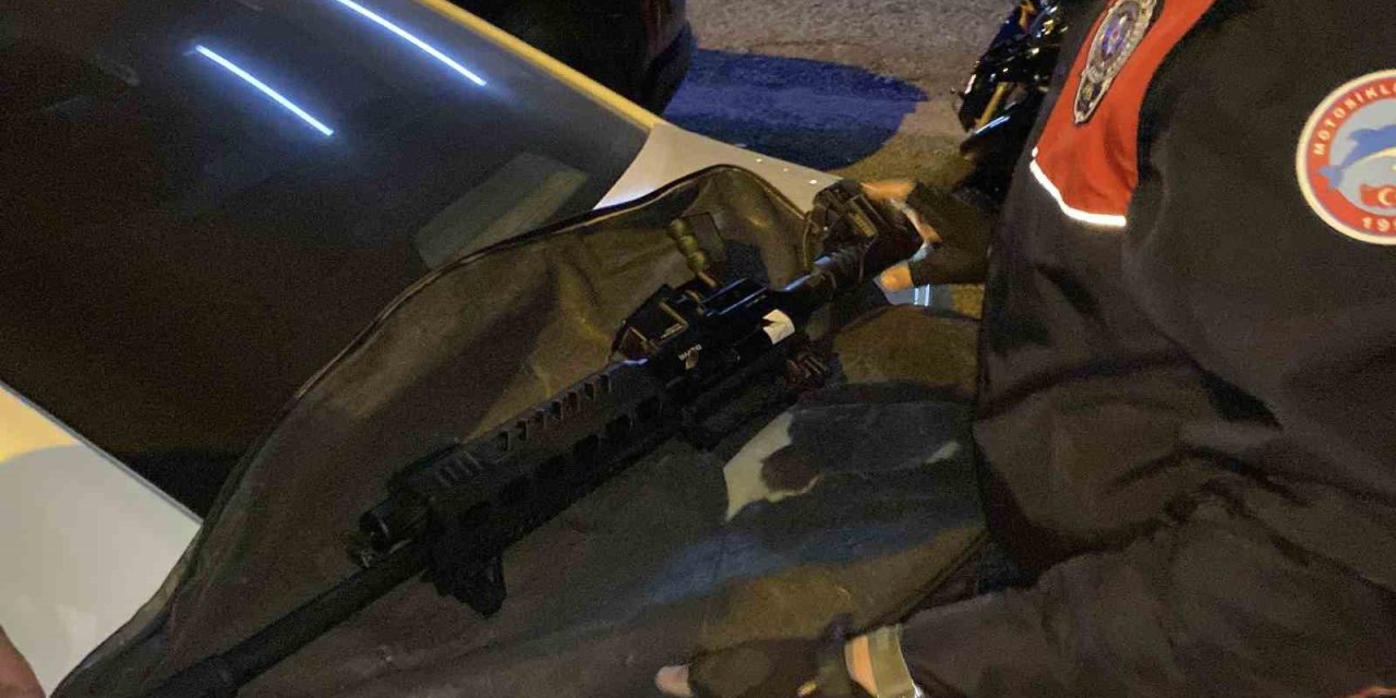 Devriye atan ekipler, şüphelendikleri araçta tüfek buldu