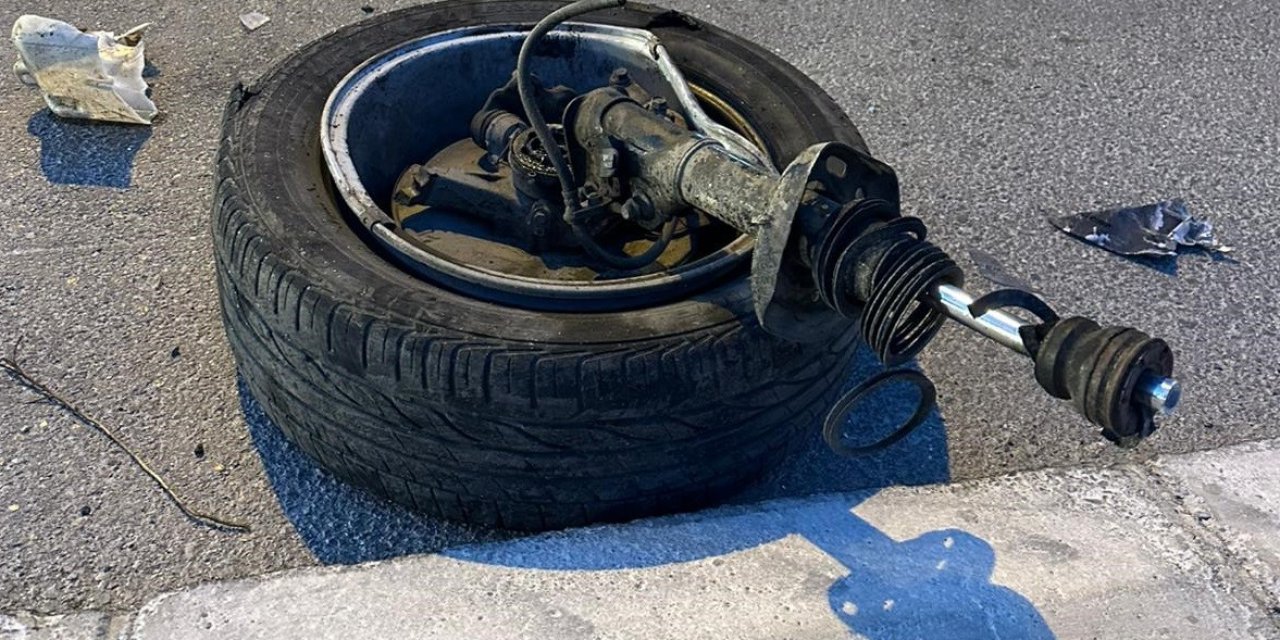 Kamyona çarpan otomobil paramparça oldu