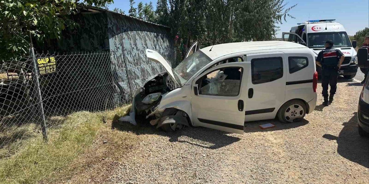 Lastiği patlayan araç bariyerlere çarptı: Sürücü ve eşi yaralandı