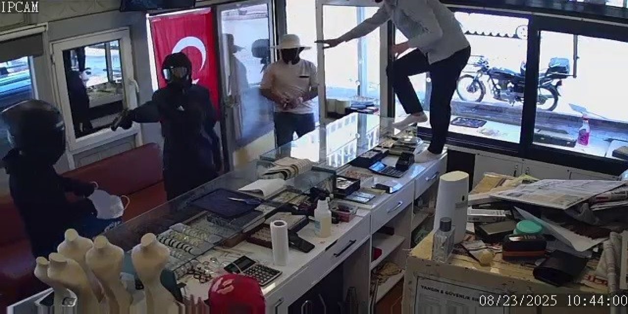 Silahla kuyumcu soymaya geldiler, çetin cevize çattılar