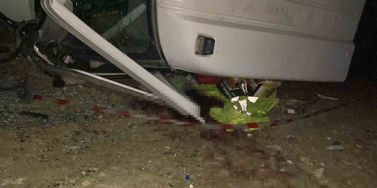 Yük boşalttığı sırada devrilen kamyonun altında kaldı