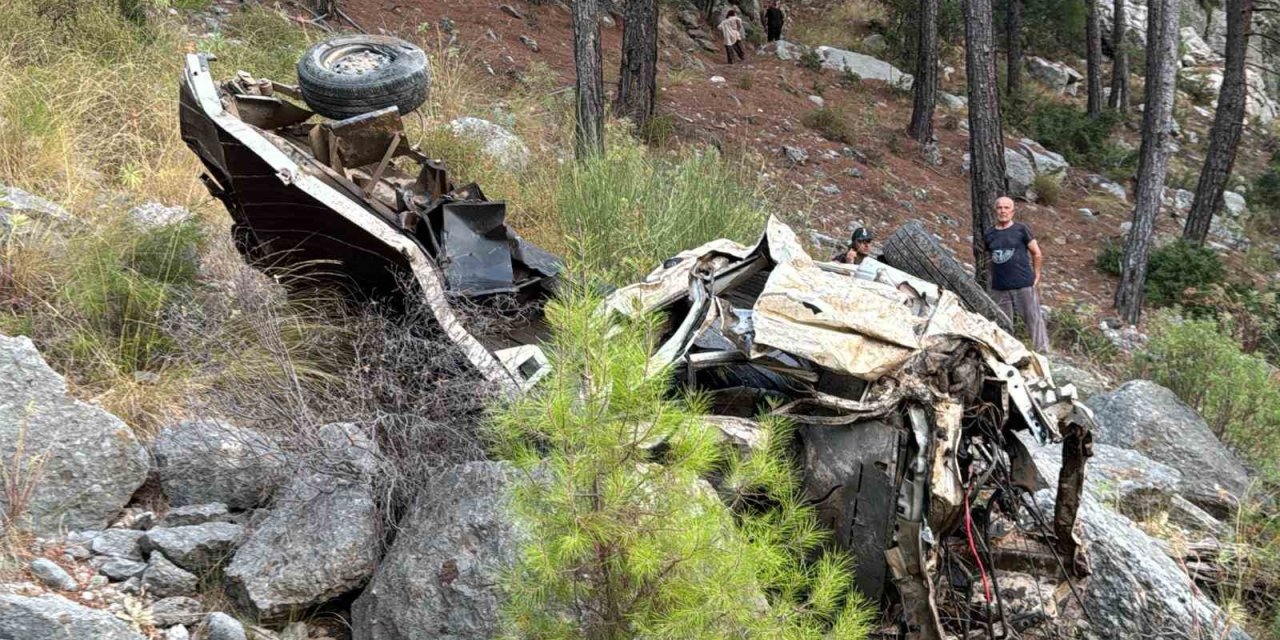 Küçükbaş hayvan yüklü kamyonet uçuruma yuvarlandı: 1 ölü